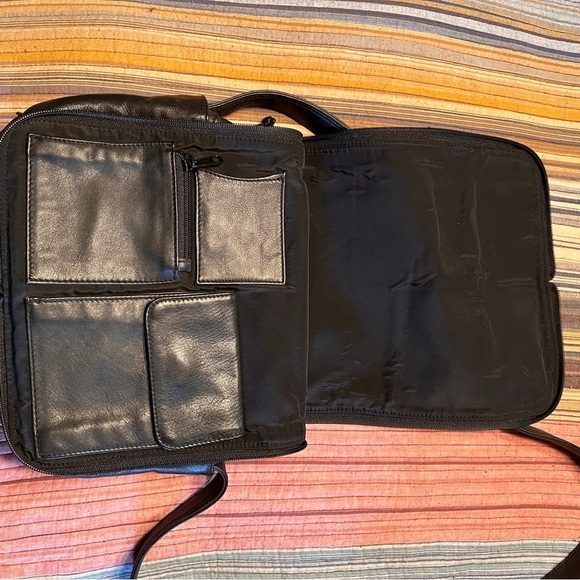 RARE & UNIQUE DONNA KARAN CROSSBODY BAG.Flap zippers open to HIDDEN pockets! - Picture 11 of 12